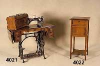 NÄhmaschine, deutsch, Marke Raff um 1900, geschwungenes Gußgestell, Nußbaumholz mit Einlegearbeiten, 4 Schubladen, Gebrauchsspuren ca. ...