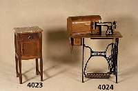 NÄhmaschine, deutsch, Singer um 1920, geschwungenes Gußgestell. Tisch und Kofferabdeckung Eiche furniert, eine Schublade ,Gebrauchsspuren, ca. ...