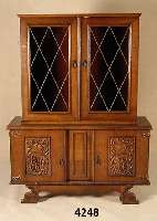 Vitriene, Belgien um 1920/30 Eiche Furnier, bunte Bleiverglasung, maschinelle Holzauflege arbeiten, Gebrauchsspuren, ca. 170x1247x45 cm, ...