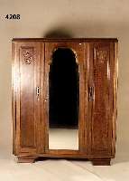 Kleiderschrank, Frankreich um 1920, Art-Deco, 3-tÜrig mit facettiertem Spiegel, drei EinlegebÖden, wohnfertig, Gebrauchsspuren, ca. 193x160x48 cm