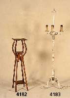 Stehlampe, deutsch um 1930, schmiedeeiserne Montur, farbig gefaßt, Elektrik nicht geprÜft, Lampenschirm fehlt, Gebrauchsspuren, ca. H 180 cm