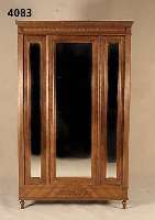 Kleiderschrank, deutsch um 1900, Nußbaum Furnier, 3-tÜrig mit facettiertem Spiegel, Einlegeboden und Sockelschublade, Gebrauchs- spuren, ca. ...