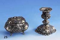 Kerzenhalter und Deckeldose, 800er Silber, wohl Hanau um 1900, im Barockstil nach alt- hollÄndischem Vorbild, Kerzenhalter Fuß l. gedellt, H. ...