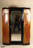 Art Deco-Schrank, Frankreich um 1920, Nuß- baum teils massiv, teils furniert, einige Elemente schwarz abgesetzt, AußentÜren mit Profilierungen ...