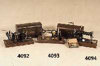 TischnÄhmaschine, USA, um 1900, Hersteller wohl Phoenix, Gußeisen, schwarz gelackt, gold- farben verziert, Mechanik defekt, mit Abdeck- ung, ca. ...