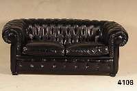 Chesterfield-Ledercouch, England, 60er Jahre, in traditionell klassischer Verarbeitung, RÜcken und Lehnen geheftet und genoppt, lose Sitzkissen, ...