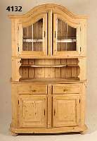 KÜchenschrank, nach Bodenseevorbild von 1750/ 80, z.T. auf Rahmen gearbeitet, Weichholz massiv, Oberteil verglast, handwerklich her- vorragende ...