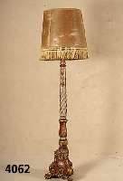 Lampe, Italien, im Stil des florentinischen FrÜhbarocks, Linde aus dem Vollholz, SÄule z.T. gudroniert, Muschel- und Blattdekor aus dem ...