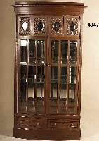 Vitrinenschrank, deutsch, um 1908/10, wohl Karlsruhe, Hartholz, Eiche, Eichefurnier, auf Rahmen gearbeitet, Front leicht geschwungen, ...