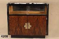 ArtDeco-Sideboard, Frankreich, um 1920, Palisanderwurzel gespiegelt furniert, z.T. schwarz abgesetzt, verspiegeltes Vitrinen-/ Barfach mit ...
