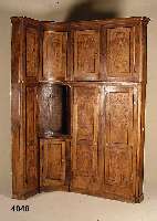 Biedermeier-Wandverkleidung, fÜr Eckeinbau, deutsch, um 1820/30, Nußbaum massiv, 8-tÜrig, TÜrfÜllung in gespiegeltem Wurzelholz , ...