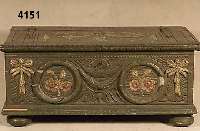Leinentruhe, Bodensee, um 1820/30, aufgesetzte reiche Schnitzereien aus dem Vollholz, Girlanten und Blumen in Zierrahmen, dieser beschÄdigt, ...
