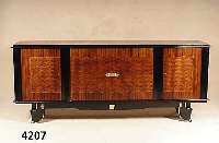 Art Deco Sideboard, Frankreich/Paris um 1940, Rio-Palisander gespiegelt furniert, z.T. ebonisiert, dekorative Furnier-Einlegearbeiten und feine ...