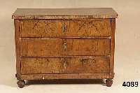 Biedermeier-Kommode, deutsch, um 1830/35, Korpus Weichholz, dickes Nussbaum-SÄgefurnier mit schÖner, durchgehender Maserung, Deckplatte passig, ...