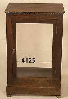 Vitrine, deutsch, um 1900, große NÄhe zu Darmstadt, wohl Ausstellungsvitrine fÜr Theke, Eiche massiv, Eichefurnier, auf Rahmen ge- arbeitet, ...