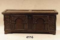 Linnentruhe, wohl norddeutsch, um 1770/1810, z.T. auf Rahmen gearbeitet, Eiche massiv, Deckel einfach getreppt, mit Zierleiste, Front mit ...