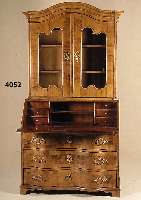 BarockstilaufsatzsekretÄr, mitteldeutsch, zweiteilig, Front doppelt geschweift, Korpus Weichholz, Nußbaumfurnier mit abwechslungs- reicher ...