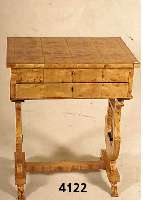NÄhtisch, nach dem SpÄtbiedermeiervorbild von 1830/35, Weichholz, dickes Birkefurnier, Unterbau mit Lyrawangen, leicht schwundrissig, unter ...
