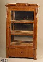 Biedermeierstilvitrine, Berlin/ostisch, nach dem Vorbild von 1830, Korpus Weichholz aus alten Teilen zusammengesetzt, dickes Kirsch- baumfurnier, ...