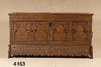 Flachdeckeltruhe, mittel- bzw. norddeutsch, 18. Jhd., ursprÜnglich wohl Hochzeits- oder Leinentruhe, Front mit Flachschnitzereien, Arkaden und ...