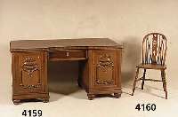 Schreibtisch, deutsch, um 1910/15, Korpus Weichholz, Buche und Eiche massiv, ausgesuch- tes Eichefurnier, z.T. gespiegelt verlegt, allseitig auf ...