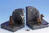 Paar BuchstÜtzen aus schwarzem Marmor, um 1910/20, Darst. von 2 EichhÖrnchen mit NÜssen aus Bronze, ausgefallen, dekorativ, H ca. 11 cm