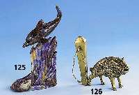 Skulptur aus Opalmatrix, Delphin im Meer, vollplastisch, Delphin abnehmbar, natura- listische Darst., Sockel mit Darst. von Farn und Fischen, ...