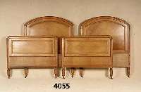 Bett, deutsch, um 1895/1910, auf Rahmen ge- arbeitet, Eiche massiv, Eichefurnier, Wurzel- holz, Leisten 3- bzw. 4-fach getreppt, sehr stabil, ...