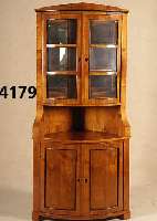 Eckschrank, im Biedermeierstil, Kirschbaum massiv, nach dem Vorbild von 1820/30, unter Verwendung alter Teile, Oberteil verglast, z.T. schwarz ...