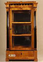 Biedermeierstilvitrine, Berlin/ostisch, nach dem Vorbild von 1830, Korpus Weichholz, z.T. aus alten Teilen gewonnen, Kirschbaumfurnier, ...