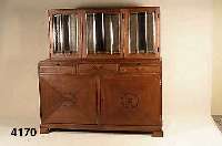 AufsatzmÖbel, Belgien, um 1910, Korpus Weichholz, Eichefurnier, Intarsien in Ebenholz und Birke, Oberteil mit facettiertem Glas, 2 EinlegebÖden, ...