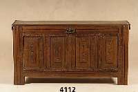 Giebeltruhe, mittel- bzw. norddeutsch, um 1780/1800, Eiche massiv, Kerbschnitzerei spÄter, Front auf Rahmen gearbeitet, mit Kasetten, Leisten ...