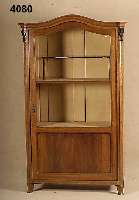 Vitrine, mitteldeutsch, um 1850/60, Weich- holz, Eichefurnier, Kanten abgeschrÄgt, Ab- schluß in Velutenform, original EinlegebÖden bzw. ...
