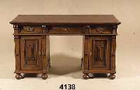 Schreibtisch, deutsch, um 1880/90, Weichholz /Hartholz, Eichefurnier, z.T. gespiegelt ver- legt, eklektizistisch, zum großen Teil auf Rahmen ...