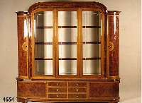 Vielzweckschrank, Italien/Florenz, 60er Jahre, Ahorn- und Bergahornwurzelfurnier bzw. Wurzelnußfurnier, z.T. gespiegelt, Fadenin- tarsien bzw. ...