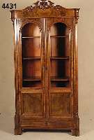 WÄscheschrank, deutsch, um 1860, Korpus Weichholz, Wurzelnußfurnier gespiegelt, Inlets ausgesuchtes Nußbaumfurnier gespiegelt, auf- gelegte ...