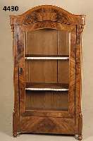 WÄsche- bzw. Vitrinenschrank, mitteldeutsch, um 1840/50, Korpus Weichholz, Nußbaum massiv , Nußbaumfurnier, Wurzelnuß gespiegelt, abge- ...