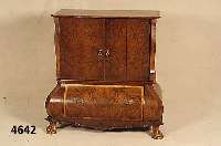 Fernsehschrank, Niederlande, um Stil von 1770/ 80, Korpus Weichholz/Hartholz, Unterteil allseitig bombiert, TatzenfÜße, aufgesetzte Schnitzerei, ...