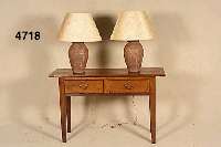 Konsolentisch nach englischem Vorbild von 1860 , Eiche massiv, 2 SchubfÄcher, dazu: 2 Lam- pen, klassizistische Balusterform, Funktion nicht ...
