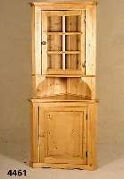 Eckschrank, nach italienischem Vorbild von 1770/80, Weichholz, Kiefer, auf Rahmen ge- arbeitet, Vitrinenteile versprosst, Inlets ge- getreppt, ...