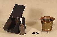 Kaminkonvolut, bestehend aus Kohlekasten und Holztopf, Kohlekasten 30er/40er Jahre, schwarz gestrichen, Deckel neu befestigt, Schippe um 1870, mit ...