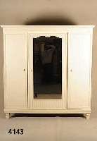 Kleiderschrank, deutsch, 1928/1932, Korpus Buche, Weichholz, Spiegelglas, an einigen Stellen blind, Zahnfries, auf Rahmen gearb., Leisten 4-fach ...