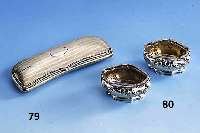 Brillenetui, deutsch um 1900/1910, streifen- guill., Perlleistenverzierung, innen Knei- fer mit Orig.-Glas, Metall, sammelw.