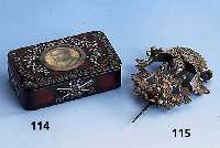 LackdÖschen mit eingelegten Ornamenten, lat., Devise und Kupferstich mit Papstbildnis un- ter Glas, diente zur Aufbewahrung von Medail- lons, ...