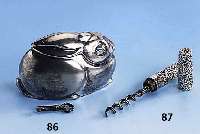 Reisekorkenzieher, England um 1800, Sterling- silbermontur, Metallklinge, Meistermarke ungedeutet, zusammenklappbar, Rocaillenverzie- rung, ...