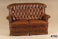 2-sitzer Sofa, deutsch, 60er Jahre, im eng- lischen Stil, Gestell Buche massiv, zinnober- roter Kunstlederbezug, patiniert, RÜcken ge- heftet und ...