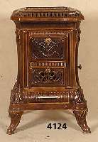 Gusseisener Ofen, wohl Frankreich, um 1920, goldbraun emaiert, Jugendstil, kanten abgeplattet, zierlich, schÖnes ZierstÜck, altersspuren, ...