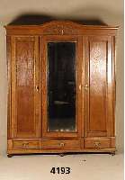 Schlafzimmerschrank, deutsch um 1905, Jugend- stil, Eiche Furnier, Eiche massiv bzw. auf Hartholz gearbeitet, Rahmenfassung, Mittelteil ...