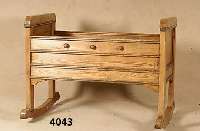 Wiegebett, deutsch um 1860/70, Weichholz mit Zierbelkiefer, wiegebett Linde massiv, alter Rost, auf Rahmen gearbeitet, jeweils 3 KnÖpfe fÜr ...