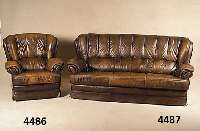 3-sitzer Sofa, wohl deutsch, um 1960, Leder, nach englischem Vorbild, RÜcken einfach ge- heftet und genoppt, angedeutete Ohrenbacken, wuchtig, ...